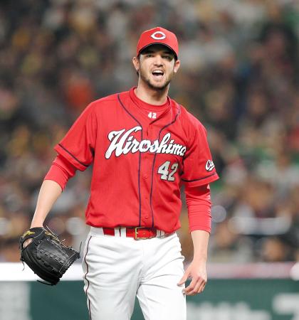 　マウンドで雄叫びをあげるジョンソン（撮影・飯室逸平）