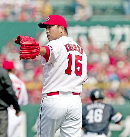 　１回、盗塁を阻止した会沢にグラブを指してたたえる黒田（撮影・出月俊成）