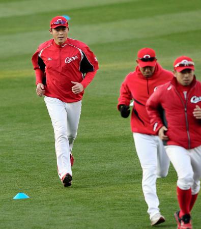 　練習に合流し、ナインと一緒にアップをする新井（左）＝撮影・出月俊成