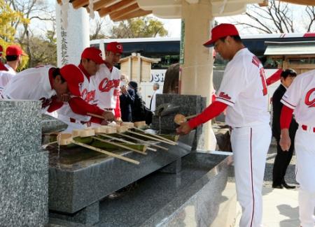 参拝前に手を清める広島・黒田博樹（右）＝広島護国神社（撮影・出月俊成）