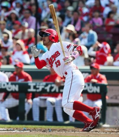 ３回広島２死、チーム１号となる先制ソロを放つ広島・菊池涼介＝マツダスタジアム（撮影・出月俊成）