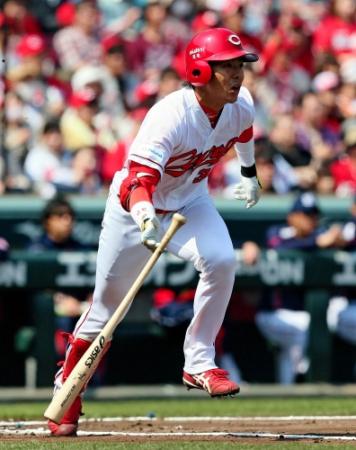 １回、プロ初安打となる二塁打を放つ広島・野間峻祥＝マツダスタジアム（撮影・出月俊成）