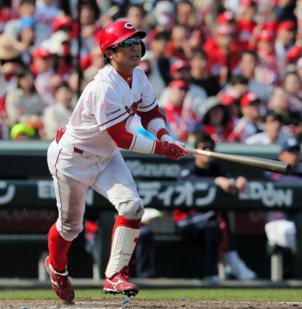 ５回広島２死一、二塁、右線に先制二塁打を放つ広島・梵英心＝マツダスタジアム（撮影・出月俊成）