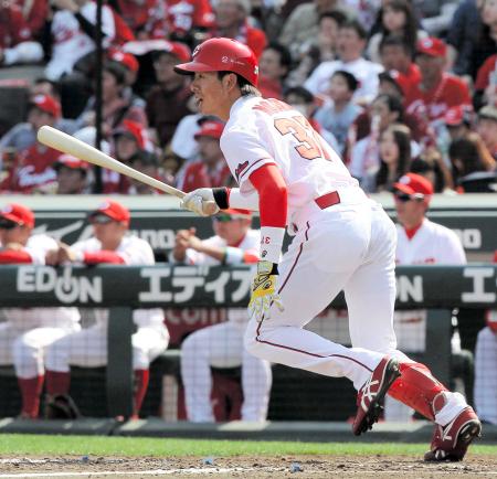 　３回、中前打を放つ野間（撮影・北村雅宏）