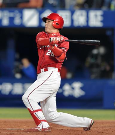 　５回、新井は左前に２点適時打を放つ（撮影・吉澤敬太）