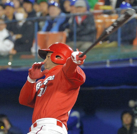 ４回広島、グスマンが先制二塁打を放つ＝横浜スタジアム（撮影・堀内翔）