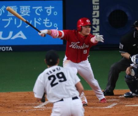 ３回表２死二塁、丸が左前適時打を放つ。投手山井　※※　＝ナゴヤドーム