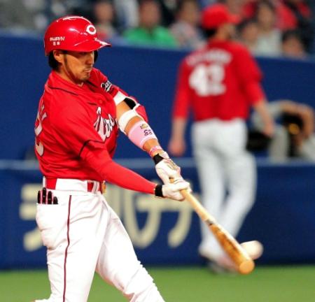 ３回、広島・菊池涼介が左翼線に二塁打を放つ＝ナゴヤドーム（撮影・保田叔久）