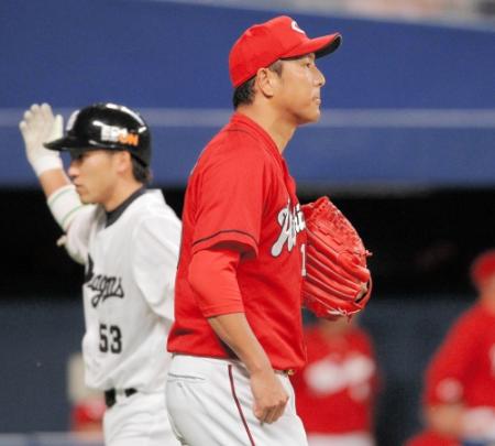 ５回、中日・大島に二塁打を浴び先制を許す黒田（右）＝ナゴヤドーム