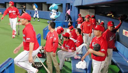 　中日に完封負けを喫しベンチでがっくりの広島ナイン（撮影・保田叔久）