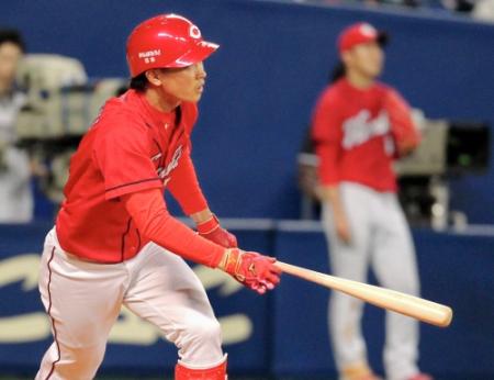 ５回、堂林が中越えの二塁打を放つ＝ナゴヤドーム