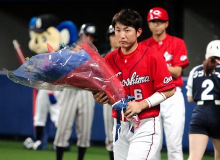 通算１０００試合出場を達成し花束を受け取る広島・梵　英心＝ナゴヤドーム（撮影・保田叔久）