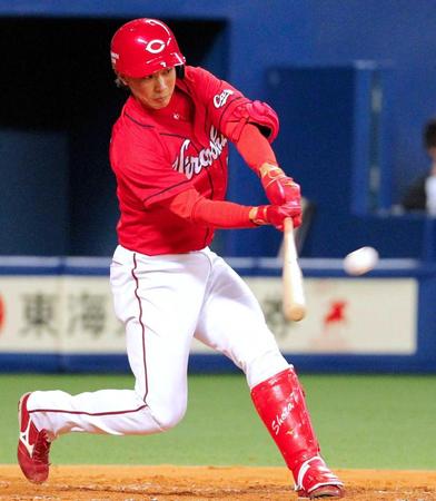 　５回、二塁打を放つ堂林（撮影・保田叔久）