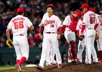 ９回、同点に追い付かれ降板する大瀬良（中央）