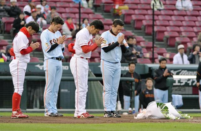 木村拓也氏の命日で本塁ベースに献花/カープ/野球/デイリースポーツ online
