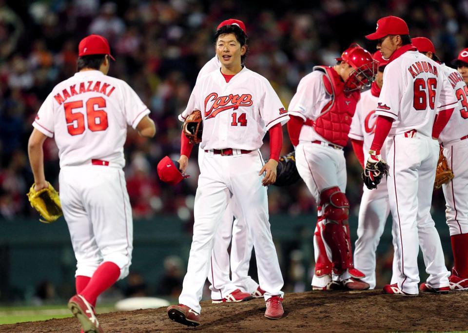 ９回、同点に追い付かれ降板する大瀬良（中央）