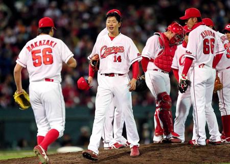 　９回、同点に追い付かれ降板する大瀬良（中央）