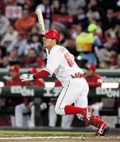 ２回、逆転適時二塁打を放つ田中