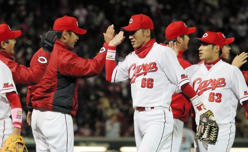 連敗脱出のキーマンとなり、広島・緒方監督に迎えられる田中（右）＝マツダスタジアム（撮影・出月俊成）