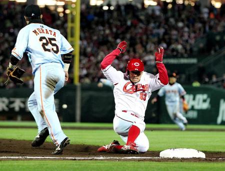 　５回、菊池の右飛で三塁にタッチアップする田中（撮影・北村雅宏）