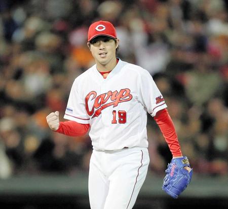 　６回、ピンチを切り抜け、ガッツポーズを見せる野村（撮影・出月俊成）