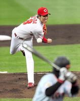 巨人打線相手に力投する前田