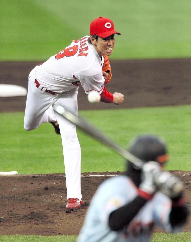 巨人打線相手に力投する前田