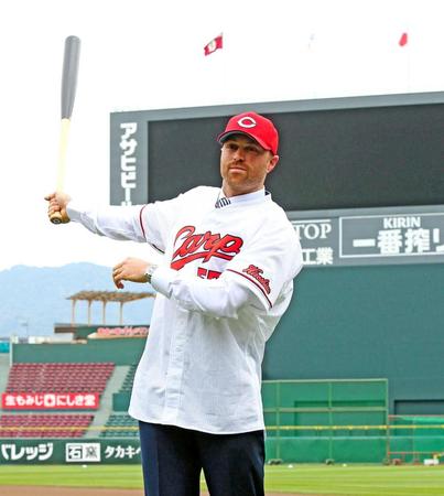 　ユニホーム姿でスイングを披露するシアーホルツ（撮影・出月俊成）