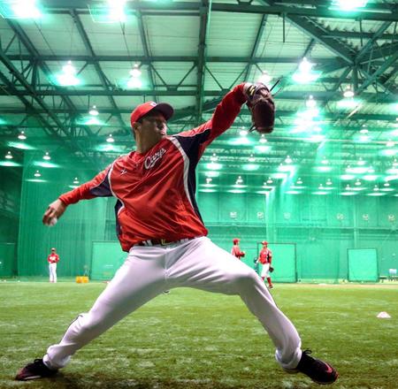 キャッチボールで調整する広島・黒田博樹＝甲子園（撮影・飯室逸平）