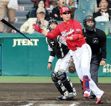 ６回広島、新井貴浩は適時二塁打を放つ＝甲子園（撮影・棚橋慶太）