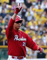 ６回広島、勝ち越しタイムリーを放った新井は二塁上で天を指さす＝甲子園