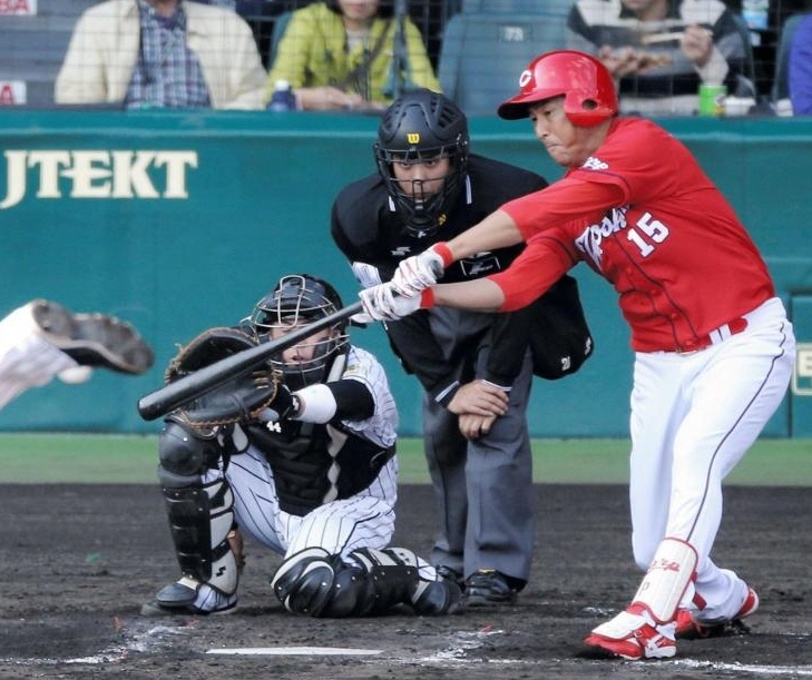 ６回広島無死満塁、黒田は適時打を放つ＝甲子園（撮影・棚橋慶太）