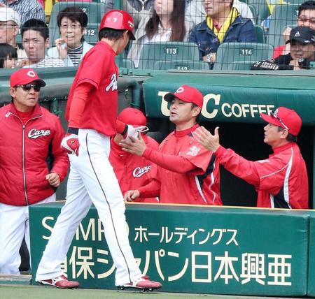 ６回、勝ち越しのホームを踏んだ広島・堂林翔太（左）を出迎える広島・緒方孝市監督（中央）