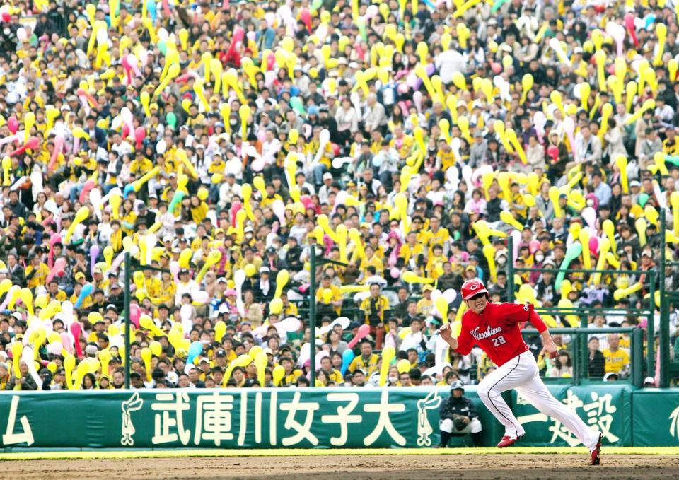 　ジェット風船を背に躍動する新井（撮影・飯室逸平）