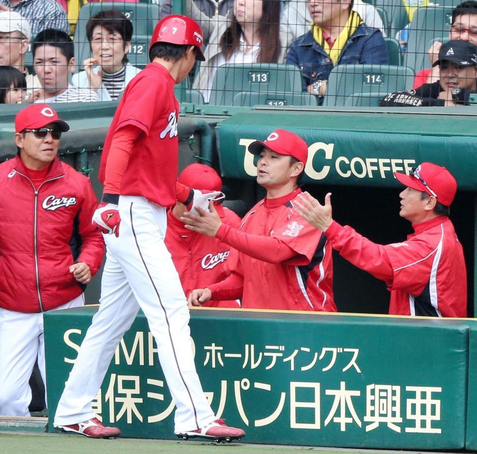 ６回、勝ち越しのホームを踏んだ広島・堂林翔太（左）を出迎える広島・緒方孝市監督（中央）