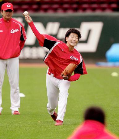 　登板前の最終調整をする大瀬良（撮影・出月俊成）