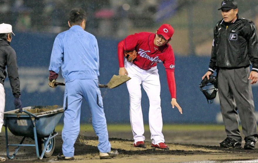 ぬかるんだマウンドに砂を入れてもらう広島・大瀬良（撮影・出月俊成）