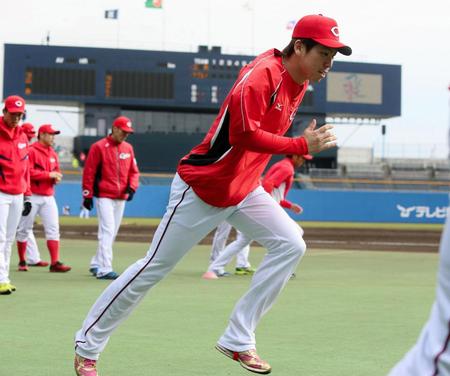 登板へ向け、最後の調整をする広島・前田＝松山（撮影・出月俊成）