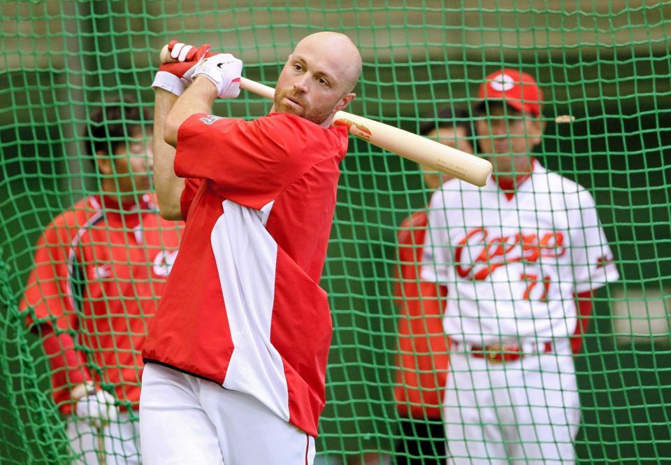 　高２軍監督（右）の見守る中、マシン打撃するシアーホルツ（撮影・北村雅宏）