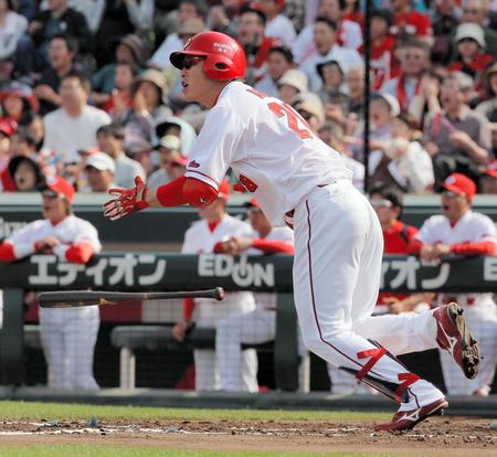 ６回広島２死二塁、左前に同点適時打を放つ広島・新井貴浩＝マツダスタジアム（撮影・北村雅宏）