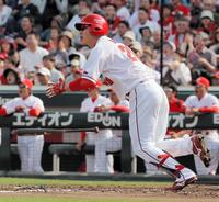 新井が同点適時打 2戦連続で黒田援護