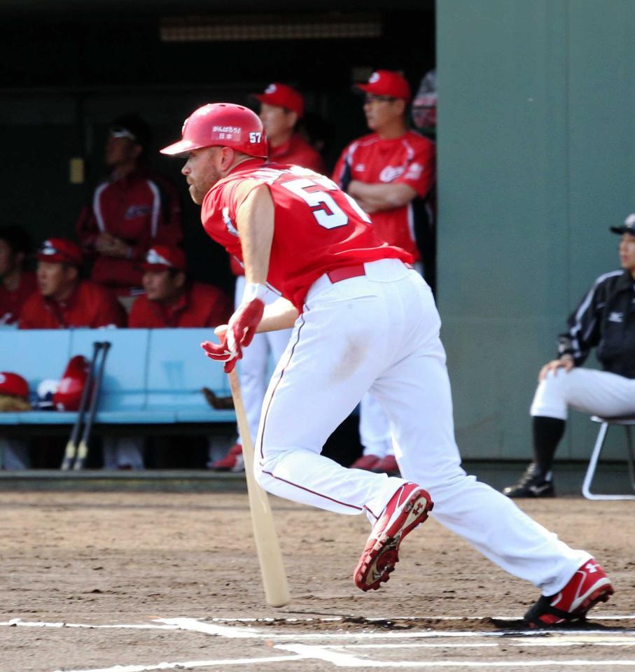 　６回、右前打を放つシアーホルツ（撮影・持木克友）