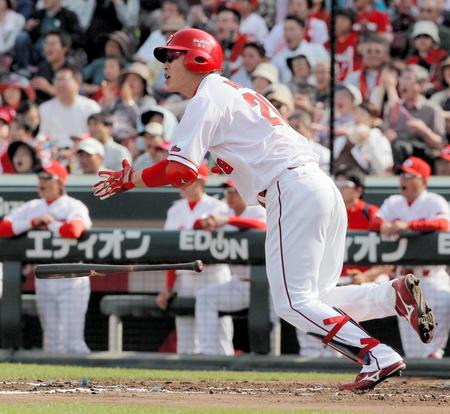 ６回、左前に同点適時打を放つ新井（撮影・北村雅宏）