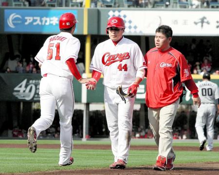 　６回、右翼線二塁打を放った松山は走塁中に足を痛め、鈴木誠（左）と交代する（撮影・出月俊成）