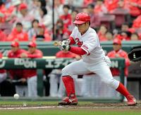 ２回１死一、三塁、田中は先制となるスクイズを決める＝マツダスタジアム（撮影・北村雅宏）