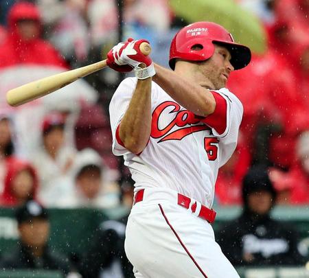 　６回、右前に来日初安打を放つシアーホルツ