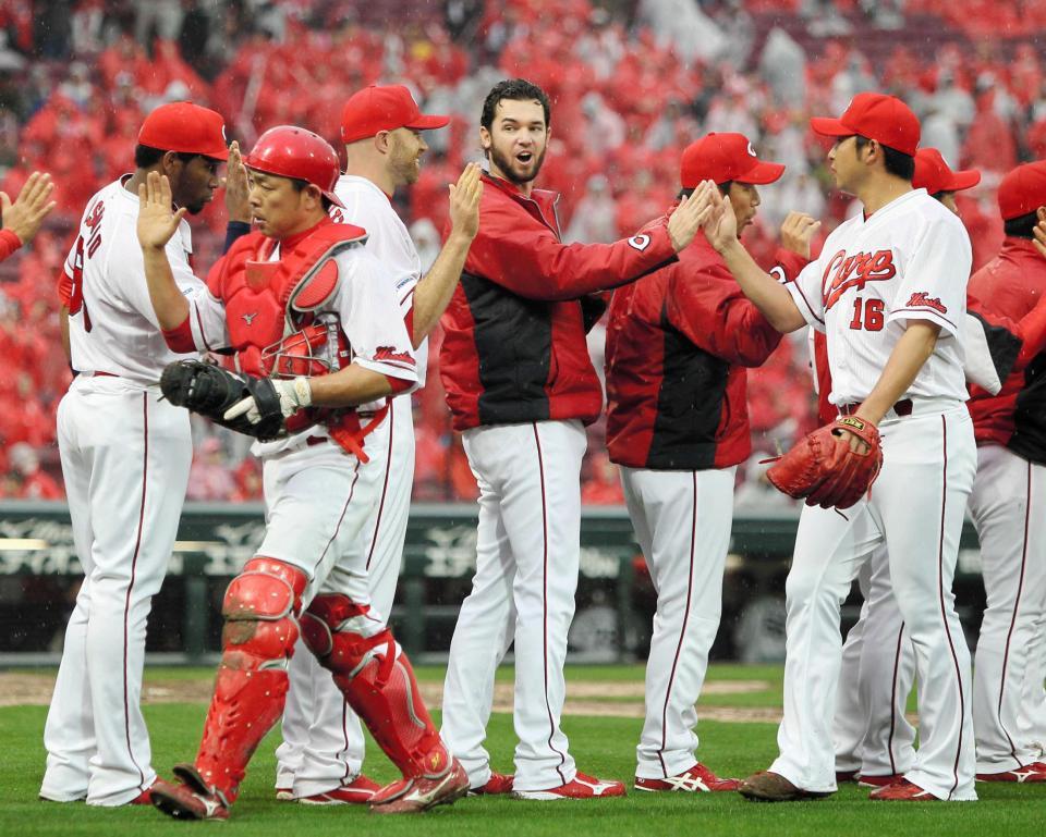 　今季２勝目を挙げ、ナインを迎えるジョンソン（中央）＝撮影・出月俊成