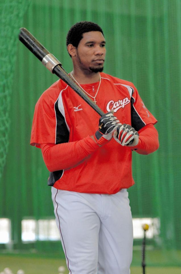 室内練習場で打撃練習する広島のライネル・ロサリオ＝上武大学野球場（撮影・堀内翔）