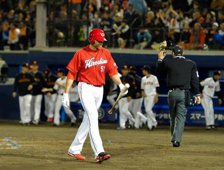 　９回、空振り三振に倒れベンチに戻るシアーホルツ（撮影・堀内翔）
