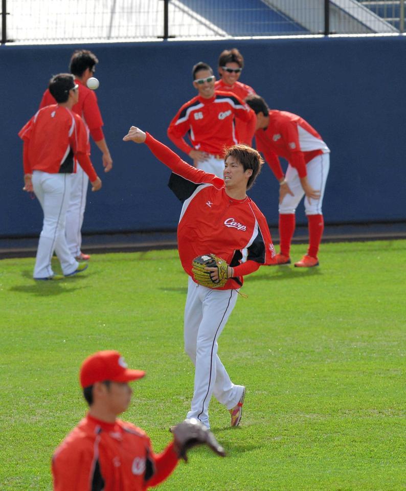 　試合前にキャッチボールする前田（撮影・堀内翔）